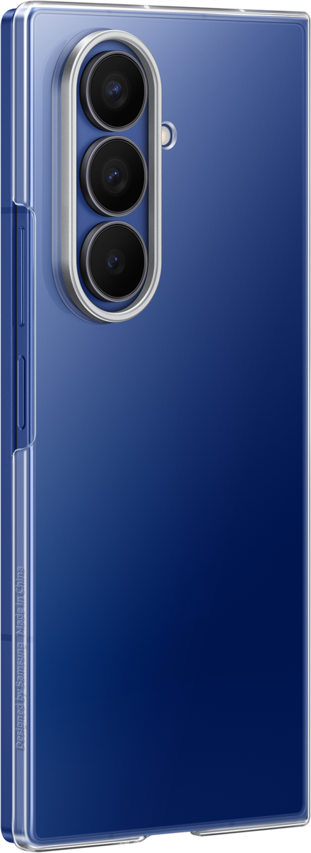 Uno smartphone blu con custodia trasparente. Ha tre obiettivi e un flash. La custodia riporta "Designed by Samsung".