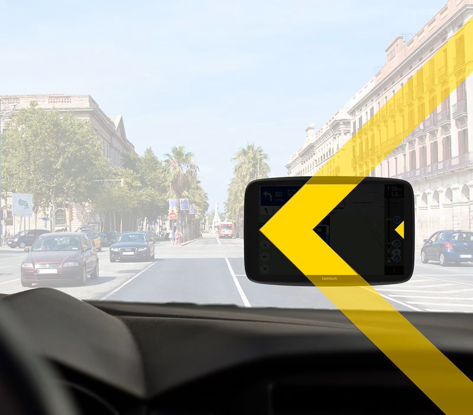 Widok z samochodu pokazuje ekran nawigacji z żółtą strzałką nakładającą się na scenę miejską z budynkami i samochodami.