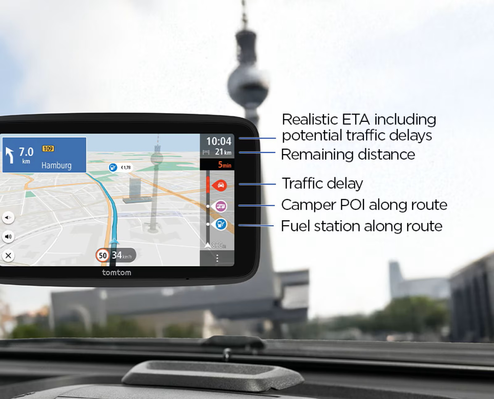 System nawigacji samochodowej wyświetlający informacje o trasie. Pokazuje dystans, ETA i punkty POI, z Wieżą Telewizyjną w Berlinie w tle.