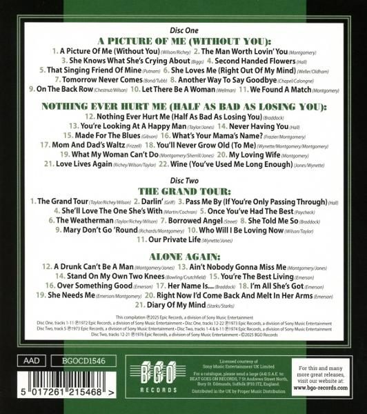 Albumcover mit Titellisten und Künstlerinformationen in weißer Schrift auf grünem Hintergrund, mit einem Logo unten.