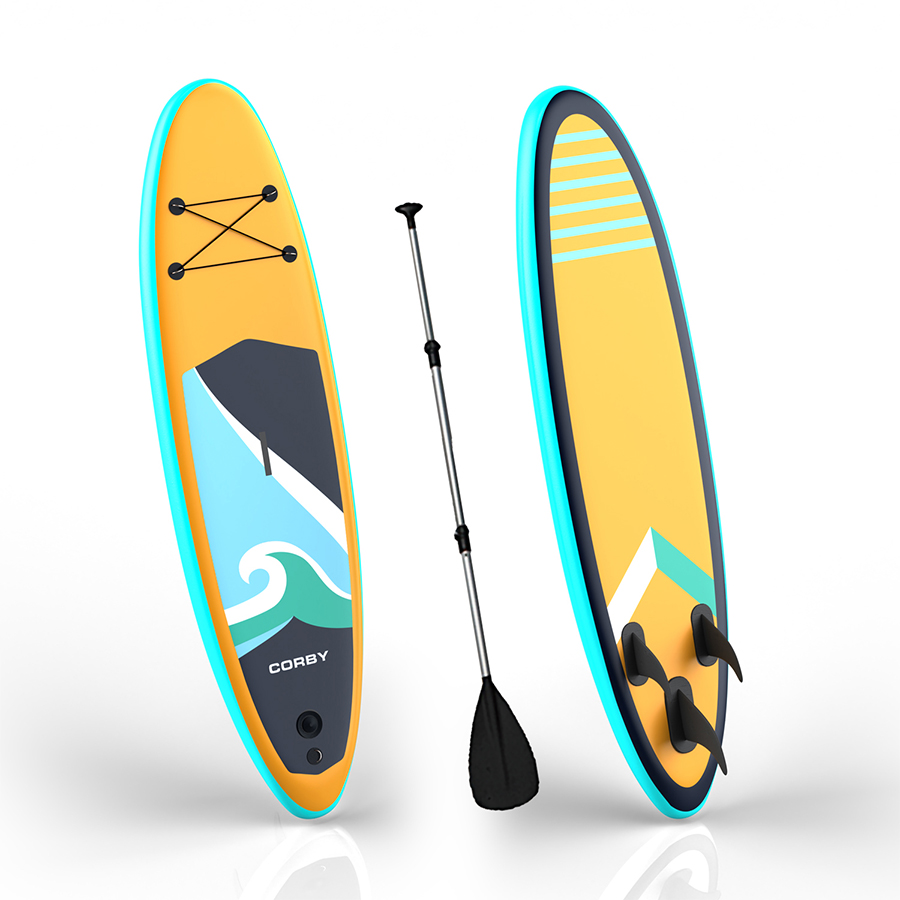 Mavi ve siyah detaylı iki sarı stand-up paddleboard ve bir kürek. Tahtaların yüzgeçleri var. Beyaz zemin.