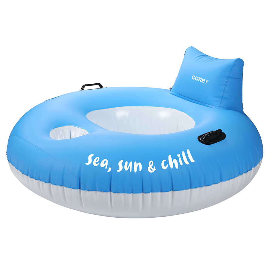 Sırt dayamalı mavi ve beyaz şişme simit. 'Sea, sun & chill' metni içerir. Bardak tutucu ve kulplar içerir.