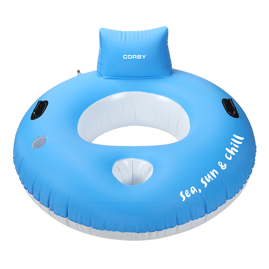Bir baş dayama yeri olan mavi şişme havuz şamandırası. Beyaz bir iç lastiğe sahiptir ve 'sea, sun & chill' yazar.
