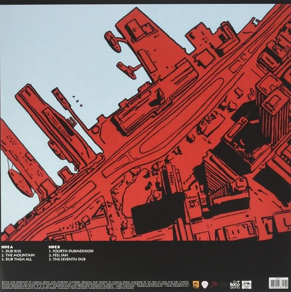 Rote Illustration einer Stadt mit Gebäuden und Linien auf hellblauem Hintergrund, mit Text, der Songtitel auflistet.