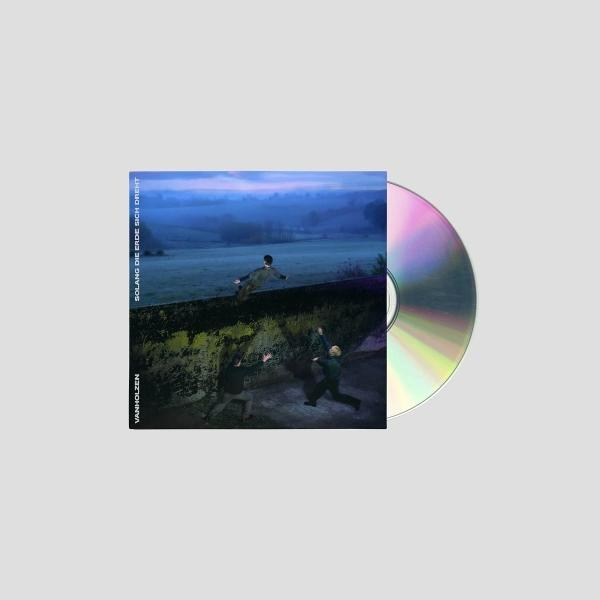 CD-Cover. Ein Mann springt über eine Mauer. Unten rennen drei Figuren. Nebliger Hintergrund mit Text 'SOLANG DIE ERDE SICH DREHT'.