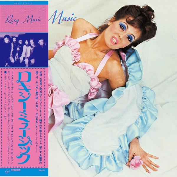 Frau in blauem und weißem Kleid mit rosa Akzenten. Sie hält eine rosa Blume und blickt den Betrachter an. Albumcover.