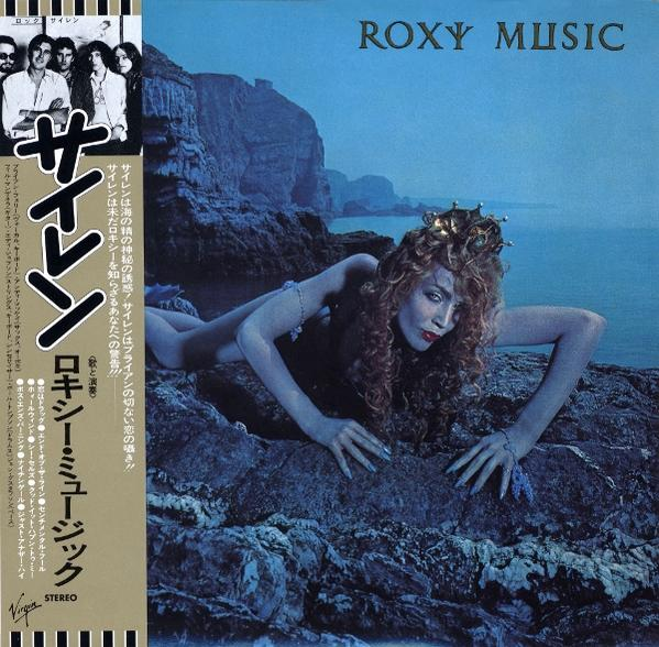 Albumcover zeigt Frau auf Felsen mit Krone. Im Hintergrund Klippen und Meer, Text in Englisch und Japanisch.