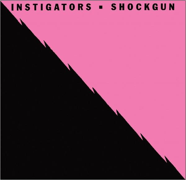 Ein diagonal geteiltes Bild. Die obere Hälfte ist rosa, die untere linke Hälfte ist schwarz. Weißer Text oben: 'INSTIGATORS - SHOCKGUN'.