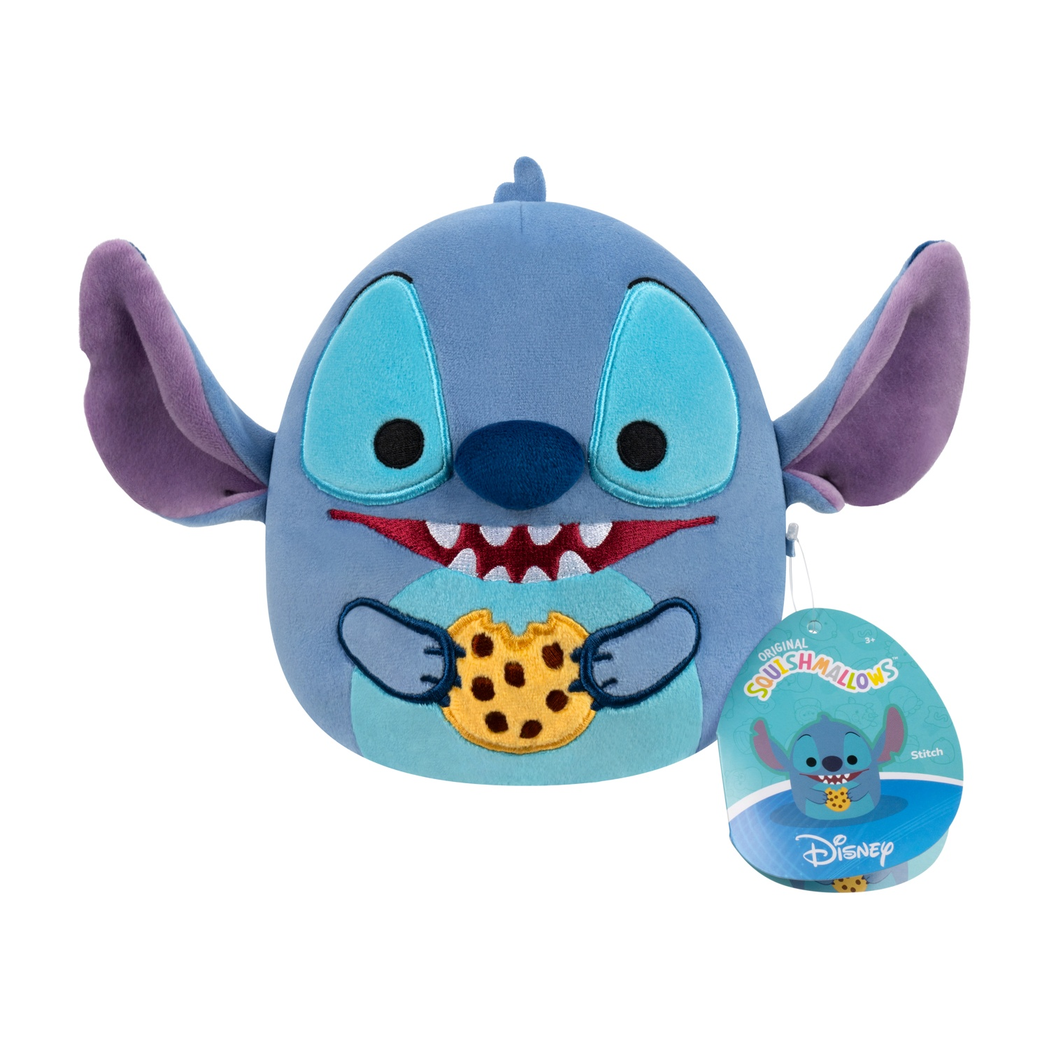 Un peluche blu di Stitch tiene in mano un biscotto. Ha grandi orecchie, grandi occhi e un'etichetta con scritto "Squishmallows" e "Disney".