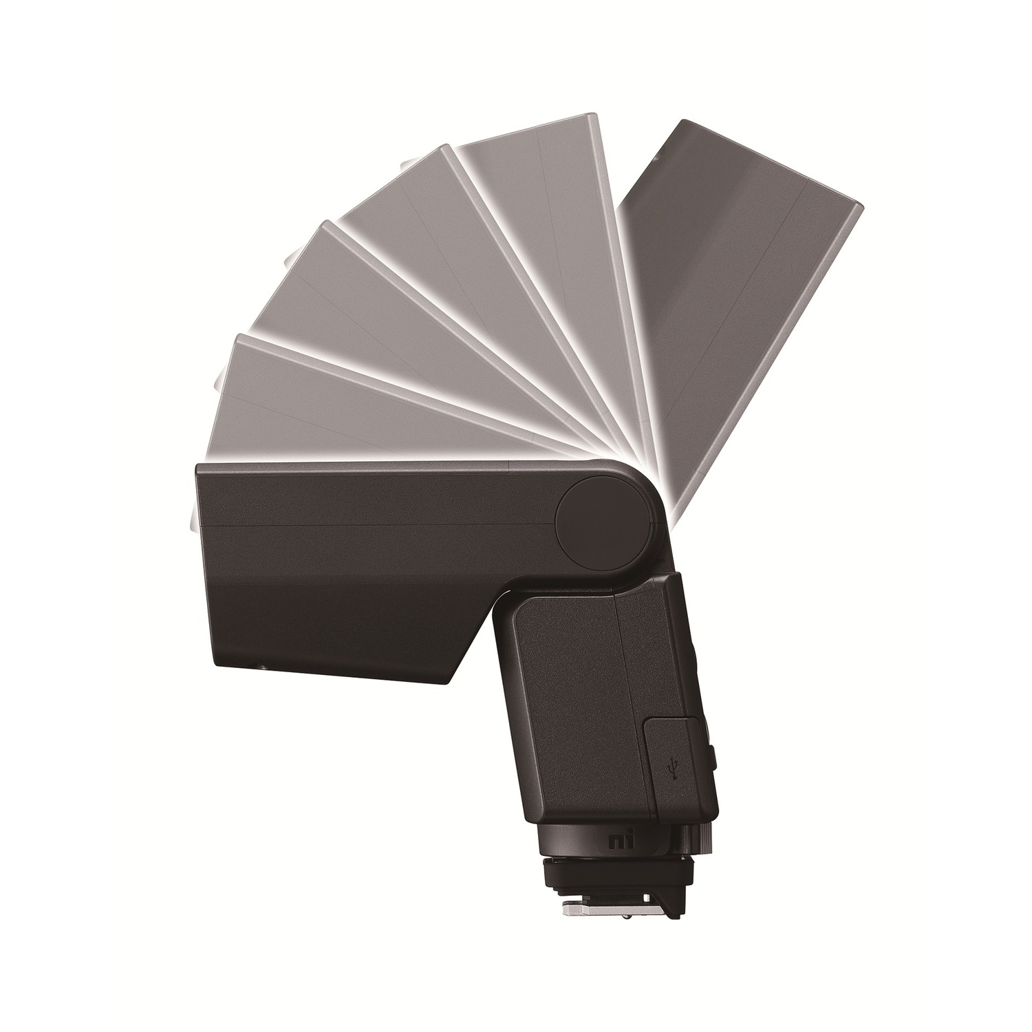 Un flash fotografico nero con un accessorio di diffusione della luce a ventaglio, parzialmente aperto. Sfondo bianco.