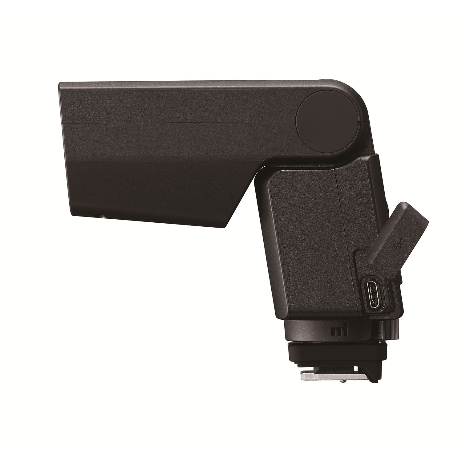 Un flash nero per fotocamera è angolato. Ha una testa rettangolare, un retro arrotondato e una base con connettore metallico.