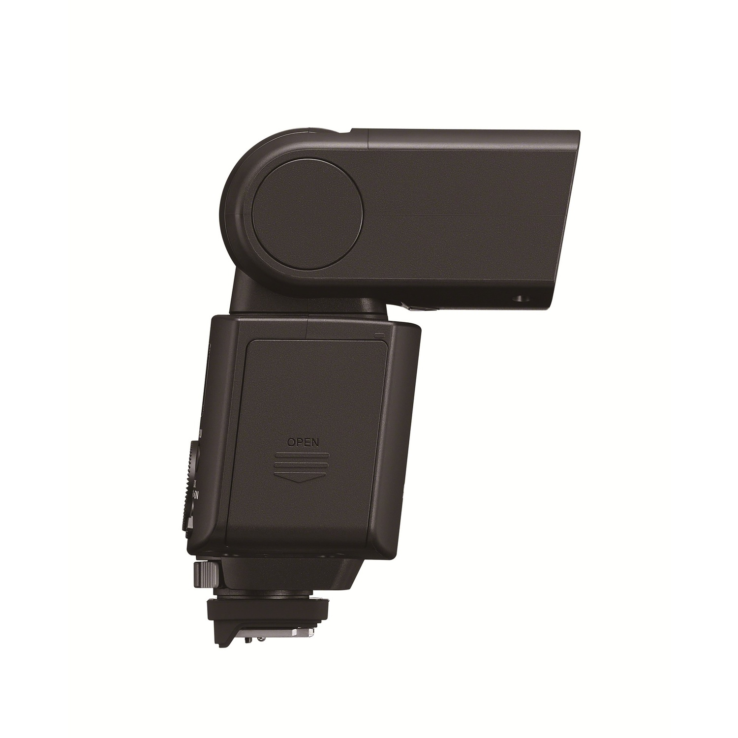 Un'unità flash nera per fotocamera. Ha un corpo rettangolare con una testa flash rotonda. Il testo 'OPEN' è visibile. Isolato su bianco.