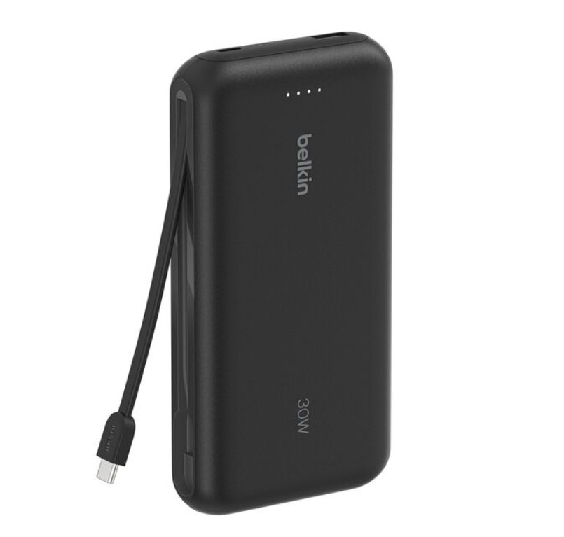 USB-C kablolu siyah Belkin 30W powerbank. Powerbank'in Belkin logosu ve dört gösterge ışığı var. Arka plan beyaz.