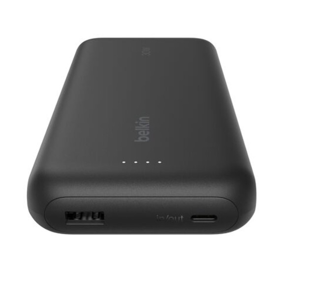Siyah Belkin powerbank. Belkin logosu, 4 gösterge ışığı ve giriş/çıkış portlarına sahip.