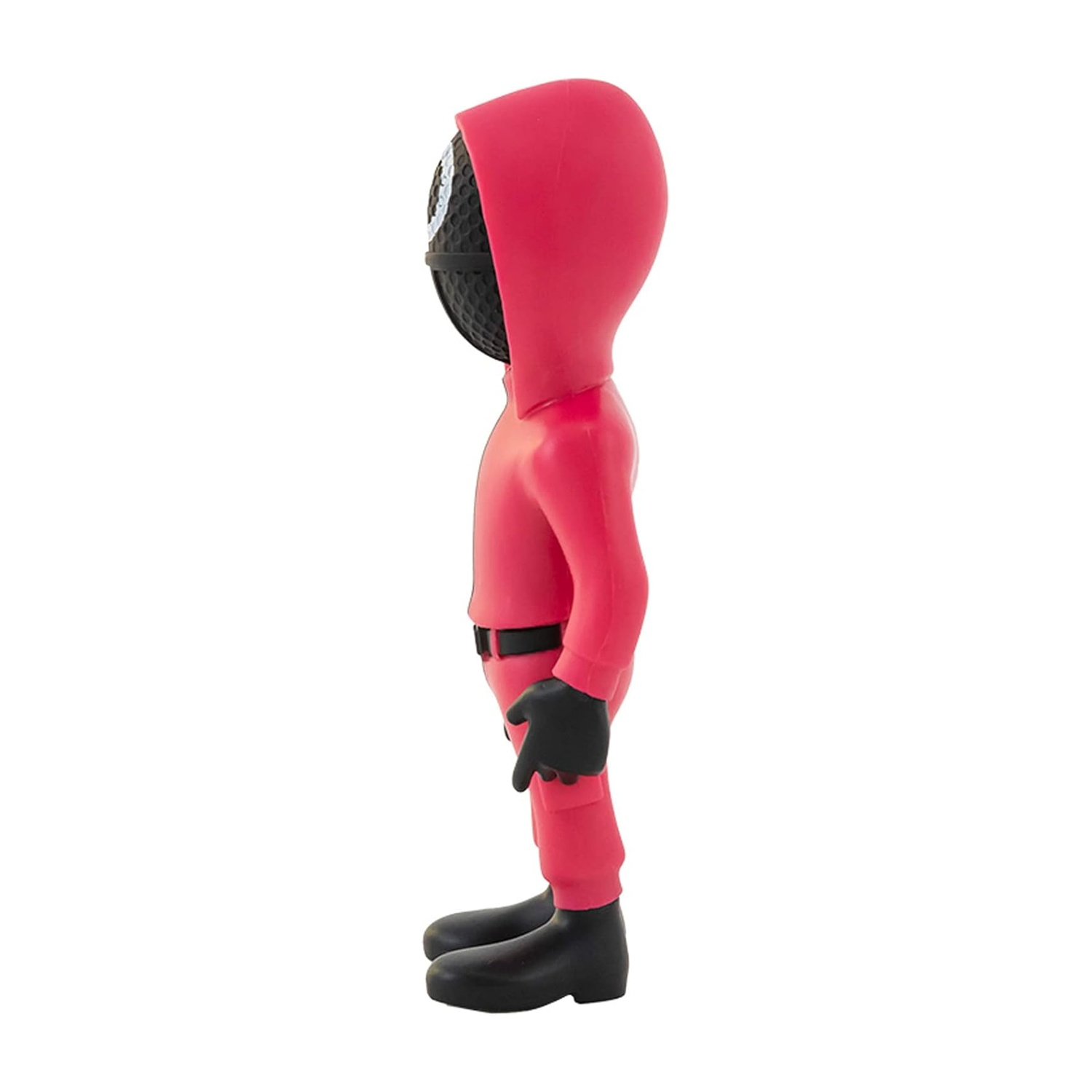 Una figura rossa di Squid Game, con maschera, cappuccio e tuta, su sfondo bianco.