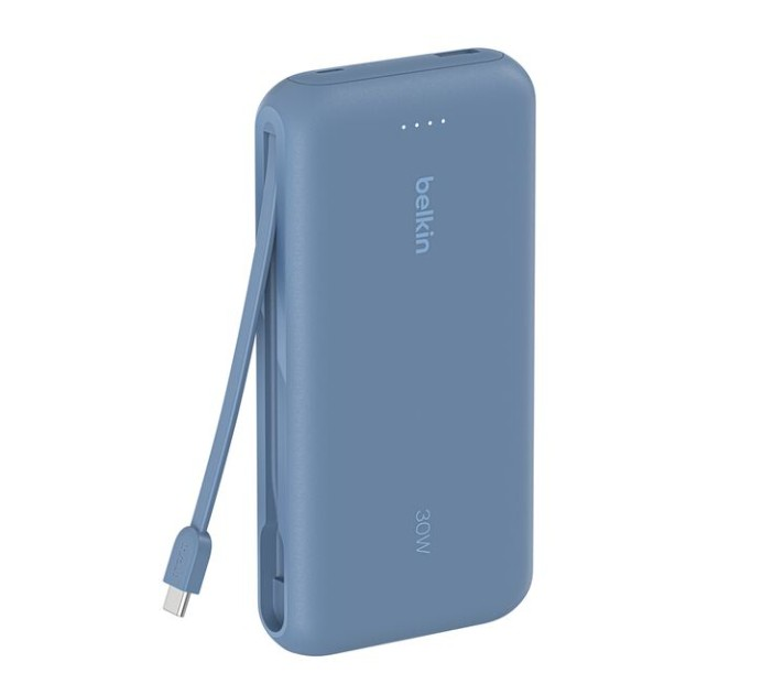 Bağlı bir USB-C kablosu olan mavi bir Belkin 30W güç bankası. Dört gösterge ışığı ve Belkin logosu vardır.