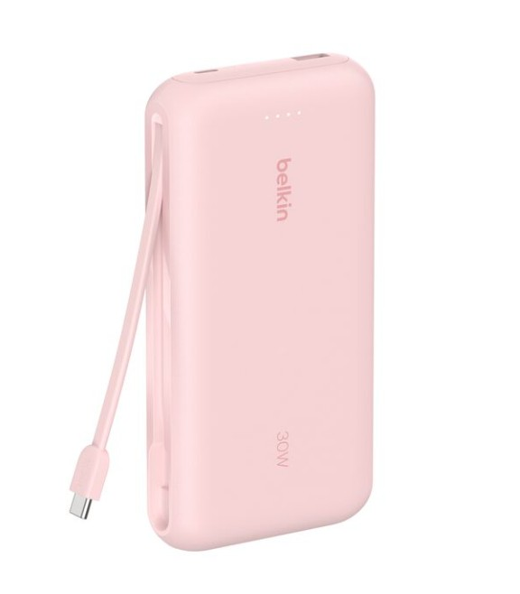 Pembe bir Belkin 30W powerbank, bağlı kablo ile. Cihazda Belkin logosu ve güç gösterge ışıkları bulunuyor.