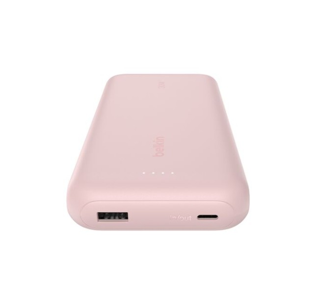 Pembe bir Belkin powerbank. Bir USB portu ve bir giriş/çıkış portu vardır. Cihaz, yuvarlak kenarlı dikdörtgen şeklindedir.
