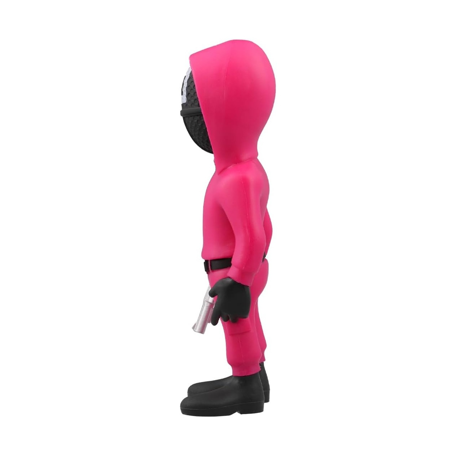 Una figura rosa di Squid Game, con maschera e guanti neri, che tiene una pistola d'argento, su sfondo bianco.