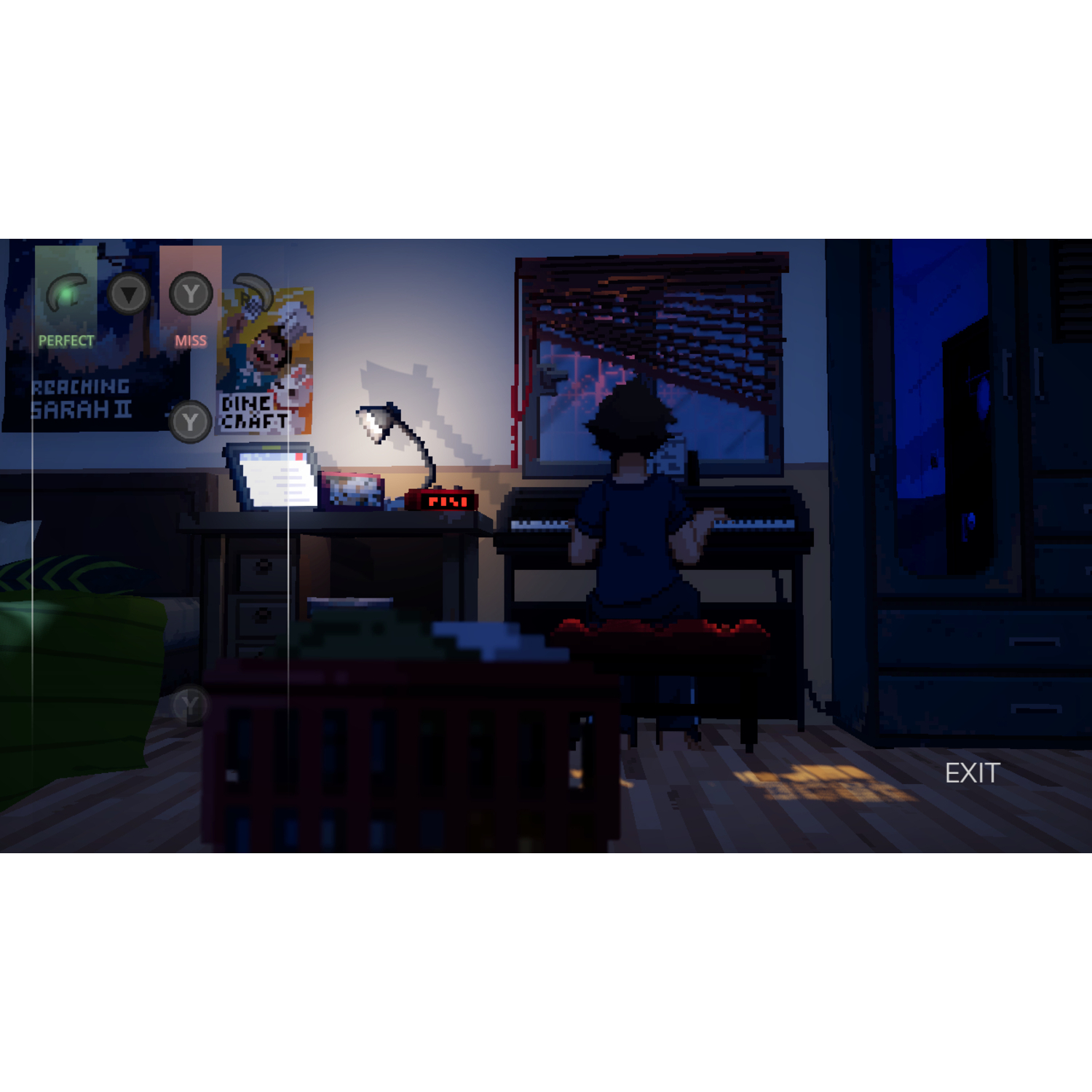 Een gepixelde kamer met een persoon die piano speelt. Posters en een bureau met een lamp zijn zichtbaar. De scène is zwak verlicht.