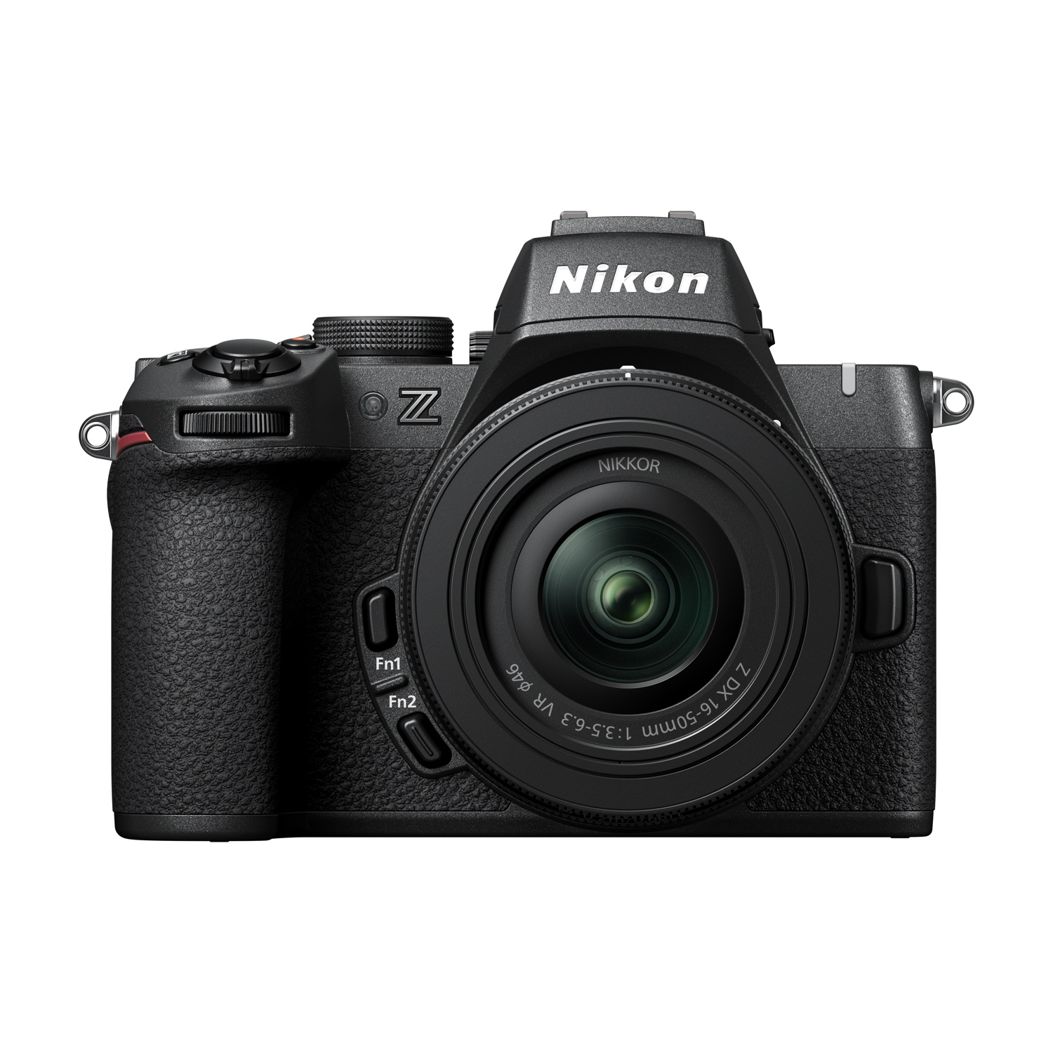 Una fotocamera nera Nikon serie Z con obiettivo. L'obiettivo riporta Nikkor e 16-50mm. La fotocamera è su sfondo bianco.