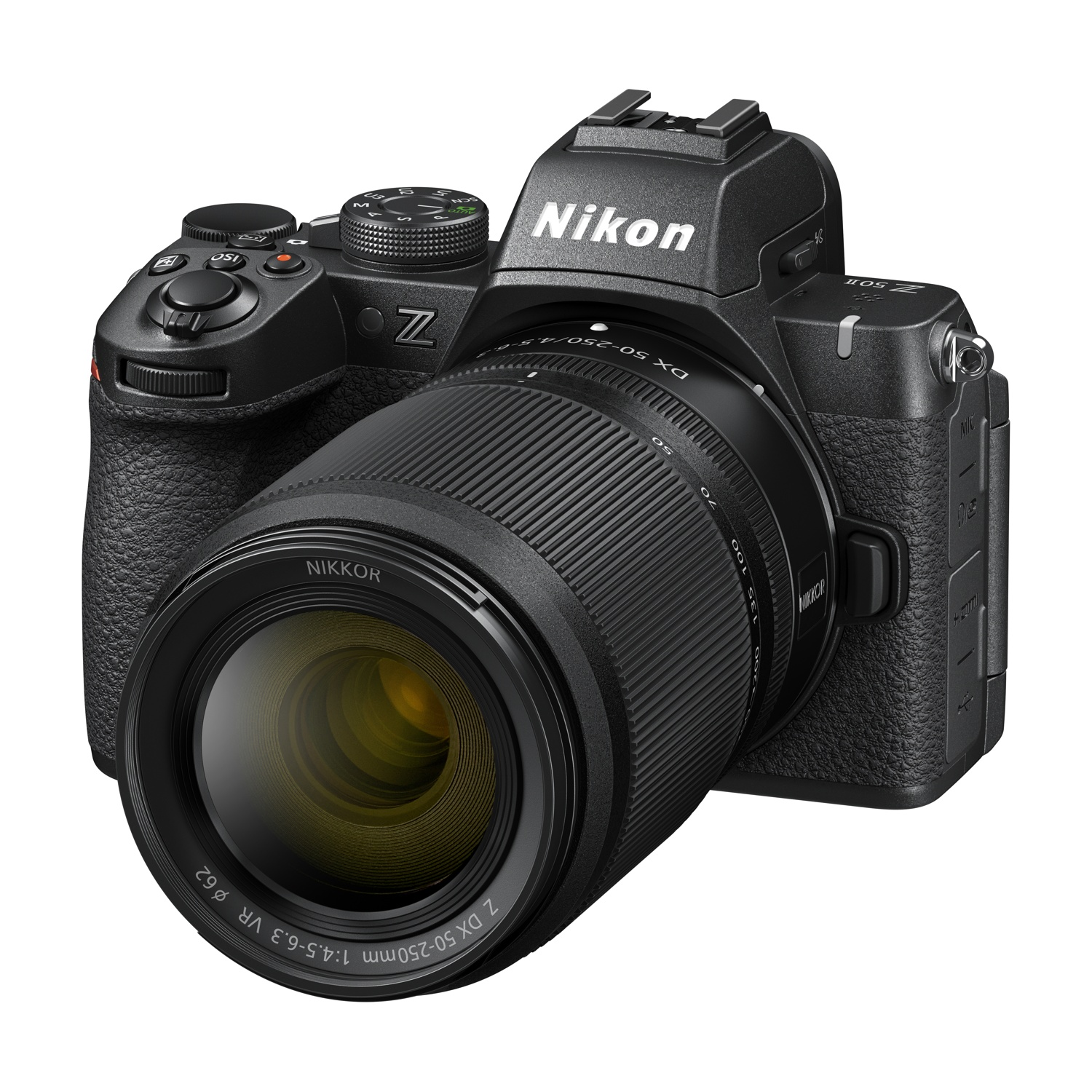 Una fotocamera Nikon Z 50 nera con obiettivo. L'obiettivo ha una tinta gialla. La fotocamera è su sfondo bianco.