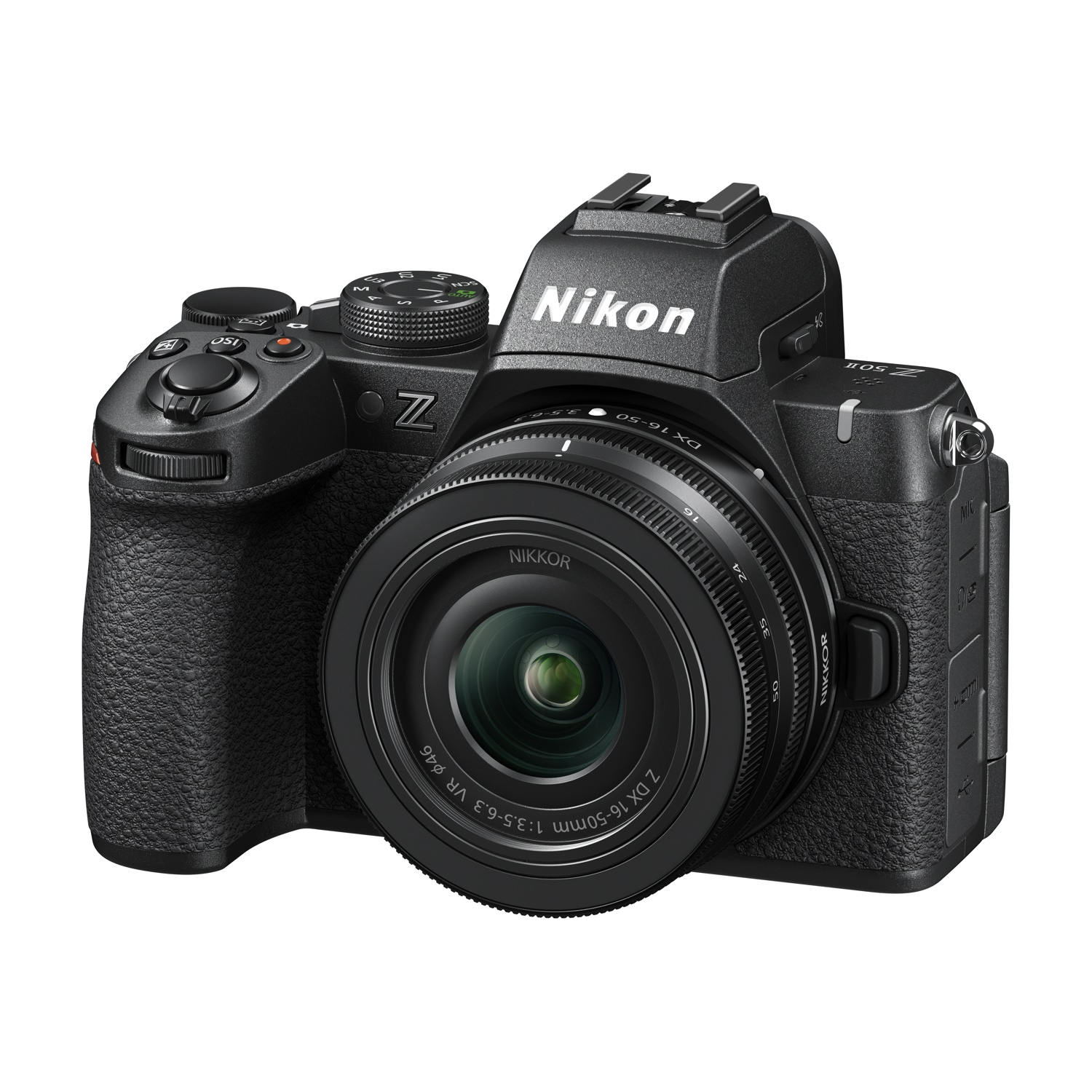Una fotocamera Nikon Z50 nera con obiettivo è isolata su sfondo bianco. L'obiettivo riporta NIKKOR e DX 16-50mm.