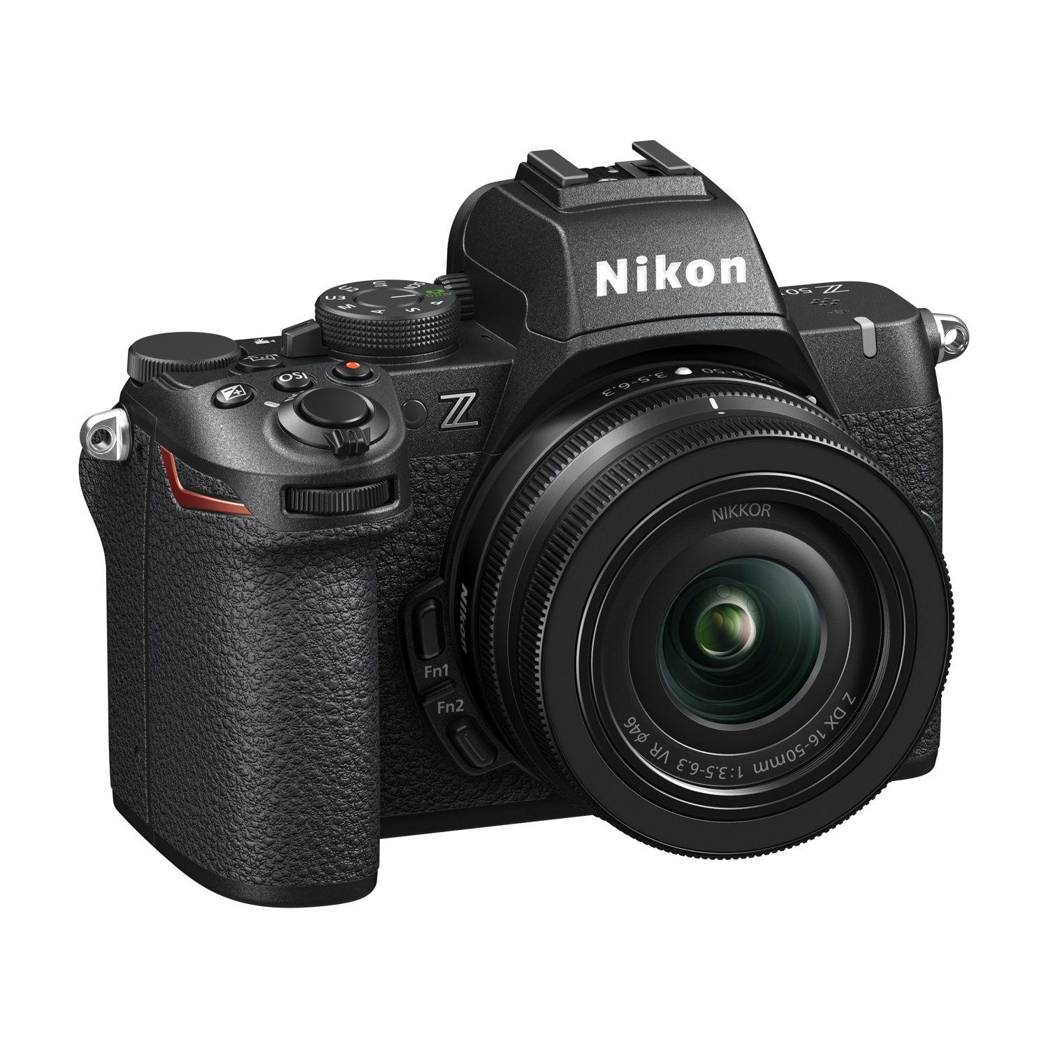 Una fotocamera Nikon Z 50 nera con obiettivo. Ha il logo Nikon. È posizionata su sfondo bianco.
