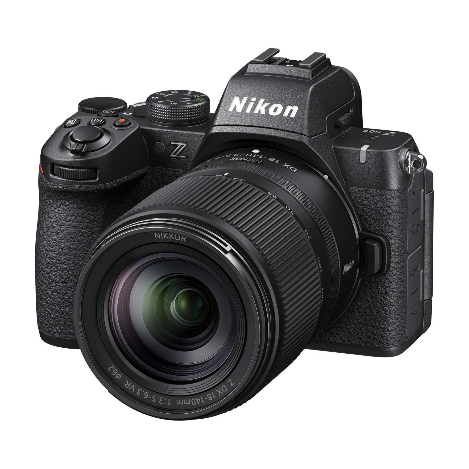 Una fotocamera Nikon Z 50 nera con un obiettivo su sfondo bianco. L'obiettivo è puntato verso l'osservatore.