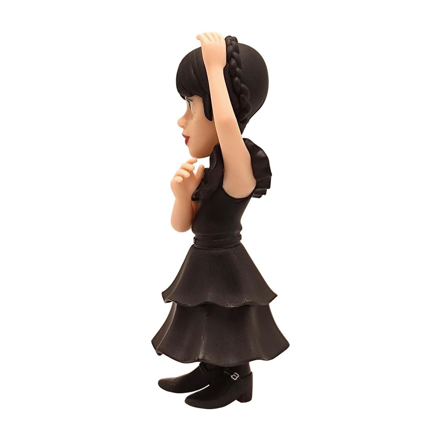 Una statuina di una ragazza con un vestito e stivali neri. Ha i capelli neri con una treccia e alza la mano.