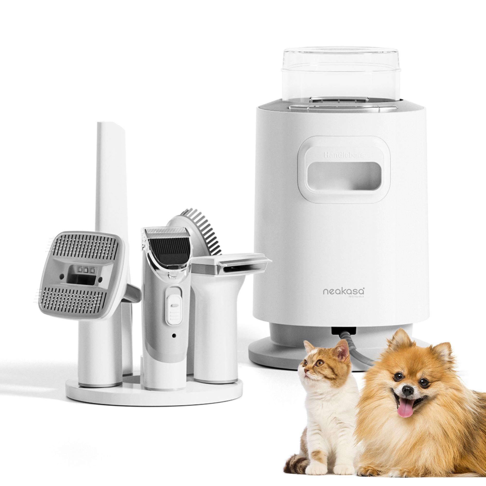 Weißes Tierpflege-Set mit Werkzeugen, einem Wasserspender und einer Katze und einem Hund. Der Hund ist braun und die Katze ist weiß und braun.