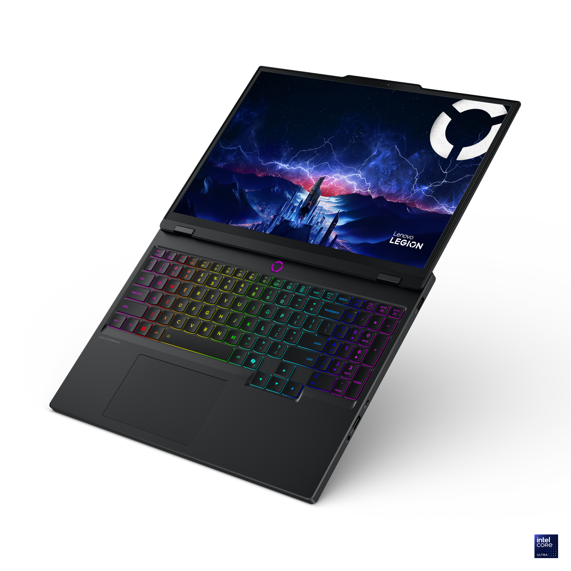 Siyah Lenovo Legion dizüstü bilgisayar, gökkuşağı klavyeli. Ekran fırtınalı bir şehir gösteriyor. Beyaz logo. Siyah arka plan.