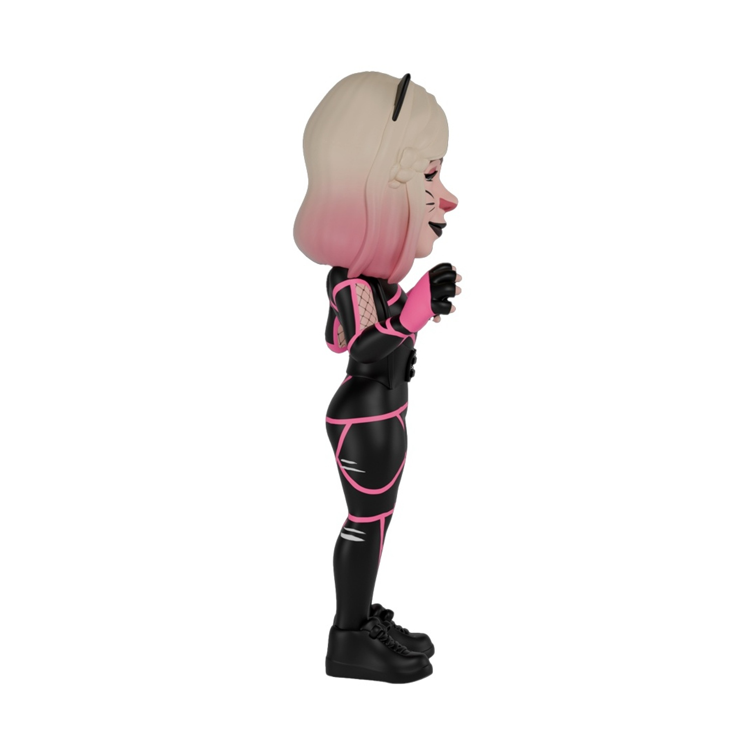 Una statuetta di una persona in tuta da gatto nera con accenti rosa. La figura ha capelli chiari con punte rosa, orecchie da gatto e una maschera nera.