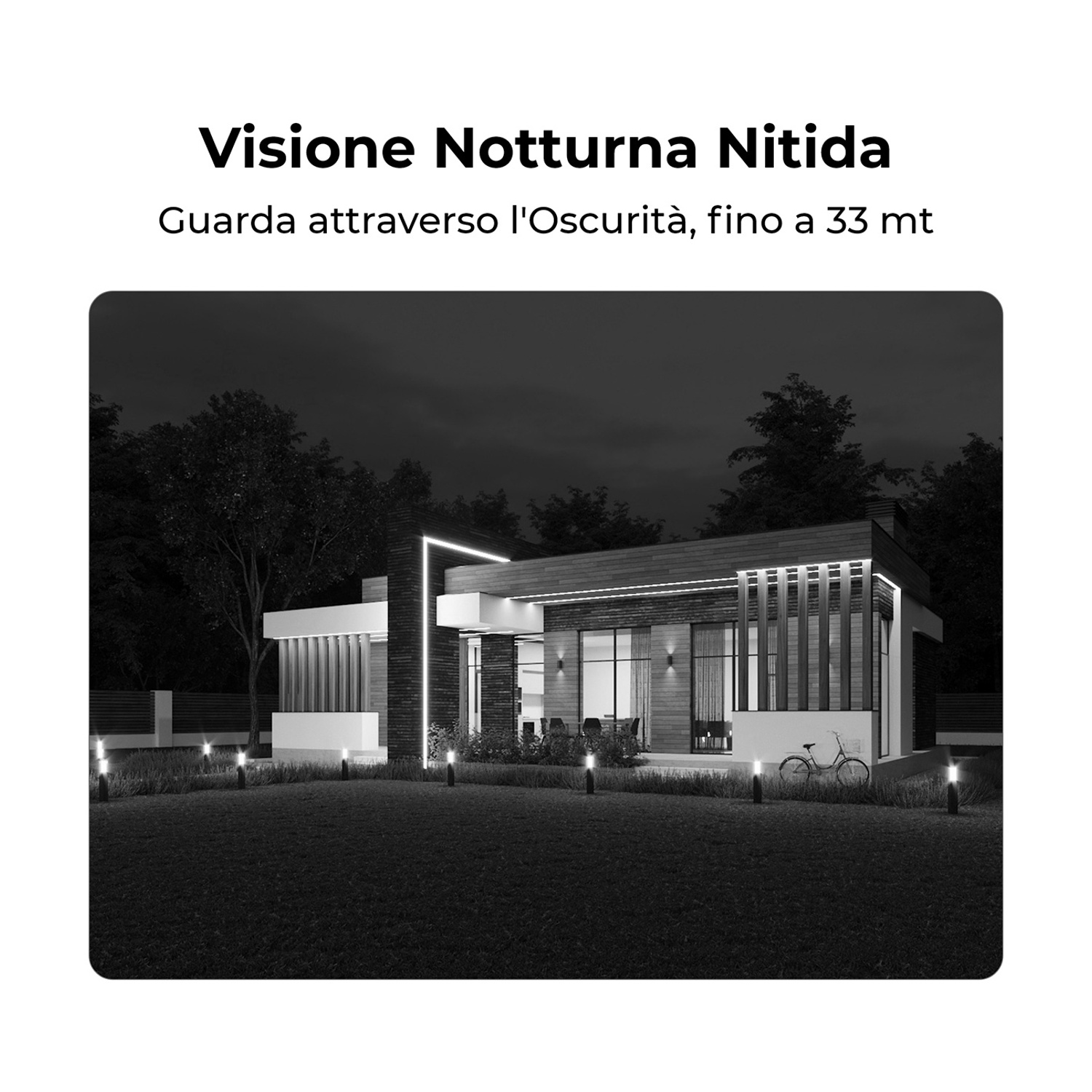 Una casa di notte, illuminata da piccole luci. Alberi sullo sfondo. Una bicicletta è parcheggiata. Il testo dice 'Visione notturna'.