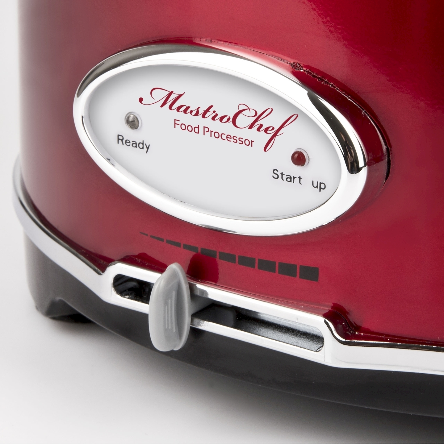 Primo piano di un robot da cucina rosso. Ha un ovale bianco con il marchio e un interruttore grigio. Lo sfondo è bianco.