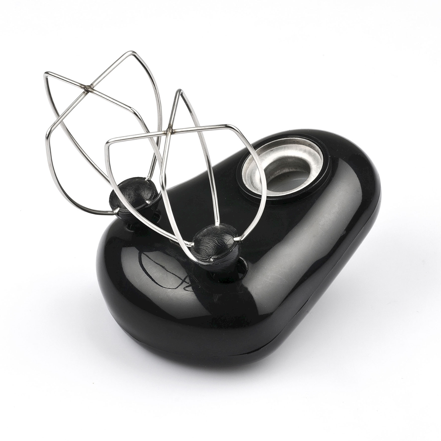 Un utensile da cucina nero a forma di uovo con una frusta d'argento su sfondo bianco. L'utensile ha una superficie lucida.