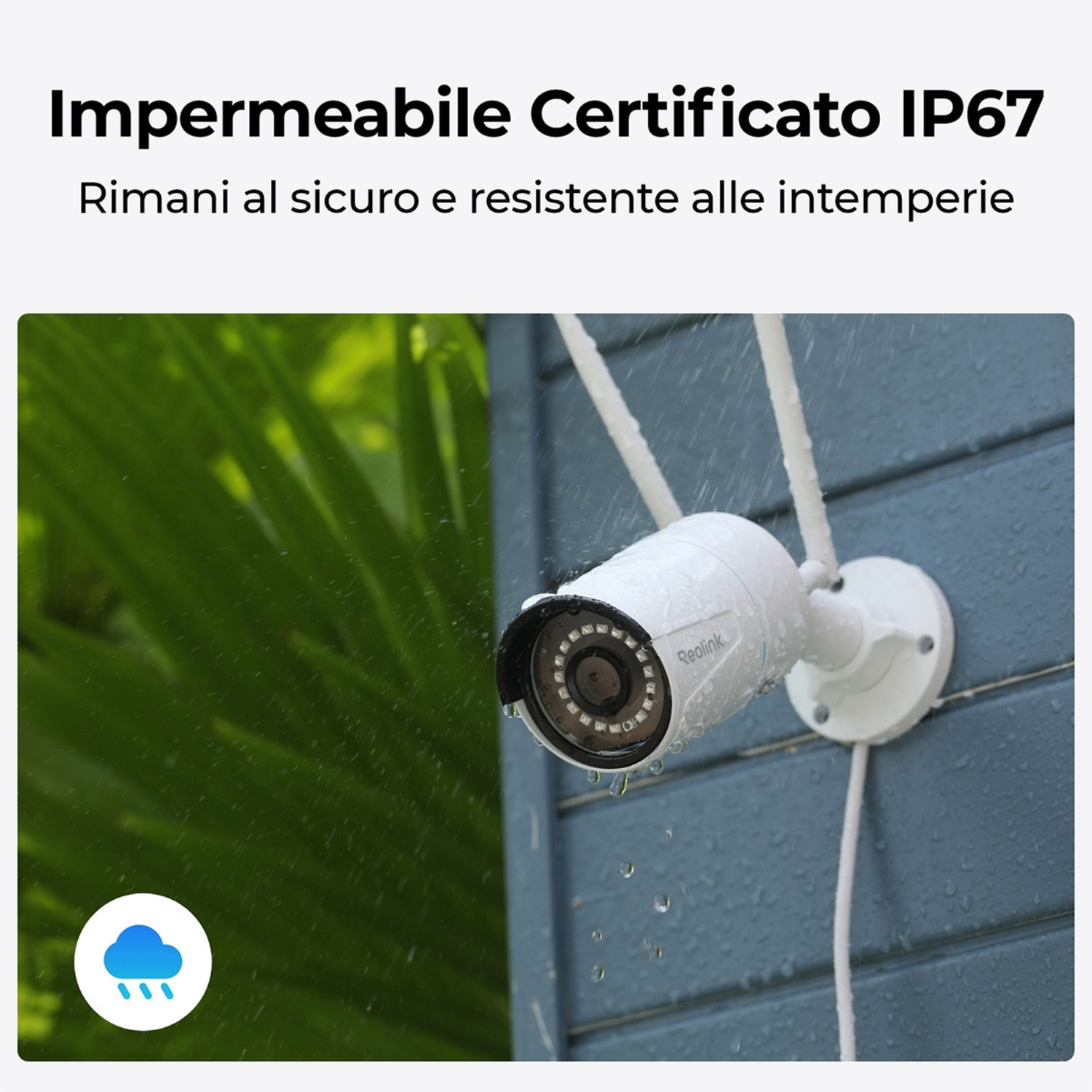 Telecamera di sicurezza bianca su muro blu sotto la pioggia. Fogliame verde a sinistra. Logo nuvola pioggia.