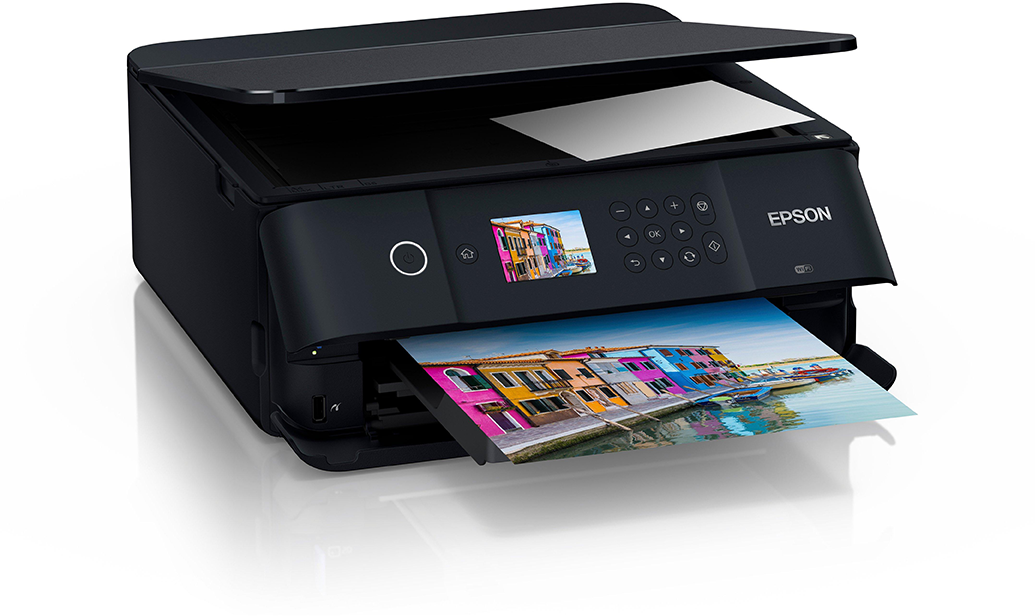 Fekete Epson nyomtató. Színes fotó nyomtatása. A képernyő színes képet jelenít meg. A felső fedél nyitva van, benne egy papírlappal.