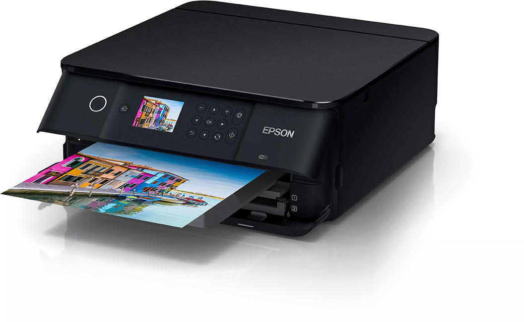 Fekete Epson nyomtató színes képet nyomtat. A nyomtatón van kijelző és vezérlőgombok. Egy nyomtatott kép jelenik meg.