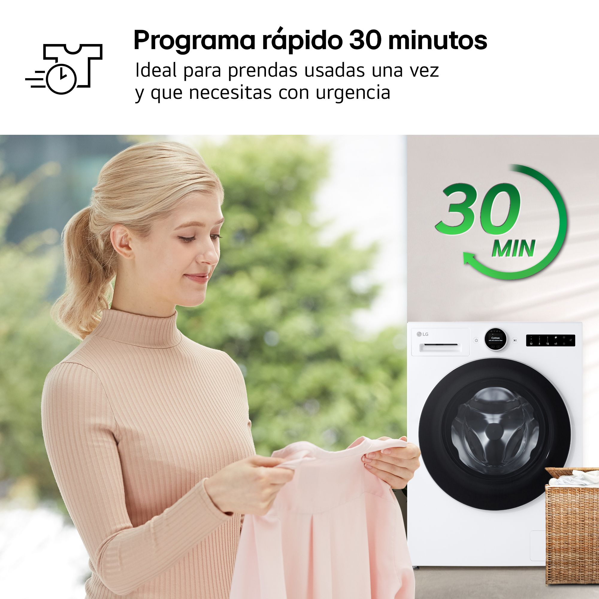 Mujer con camisa rosa cerca de una lavadora. La escena promociona un ciclo de lavado rápido de 30 minutos.