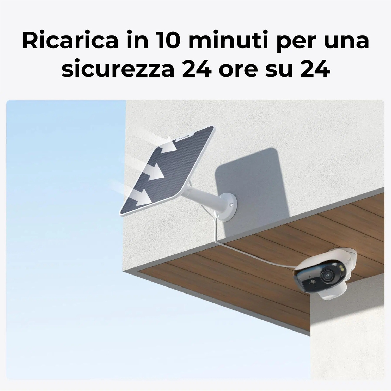 Un pannello solare e una telecamera di sicurezza sono montati su un muro bianco. Il pannello è inclinato verso il cielo, collegato alla telecamera.