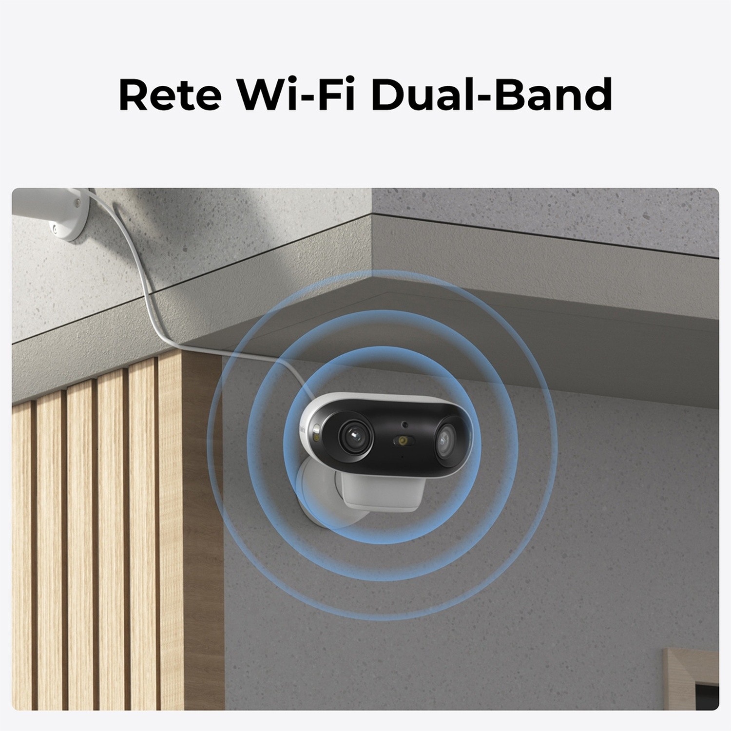 Una telecamera di sicurezza bianca su un muro, con anelli di segnale Wi-Fi blu. Il testo sopra dice 'Rete Wi-Fi Dual-Band'.