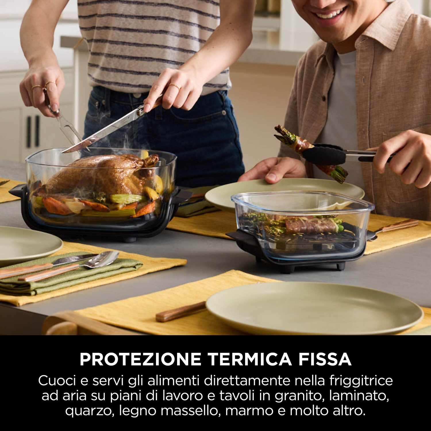 Persone che servono cibo da contenitori di vetro. Uno taglia il tacchino, l'altro tiene gli asparagi. Piatti e utensili sono sul tavolo.