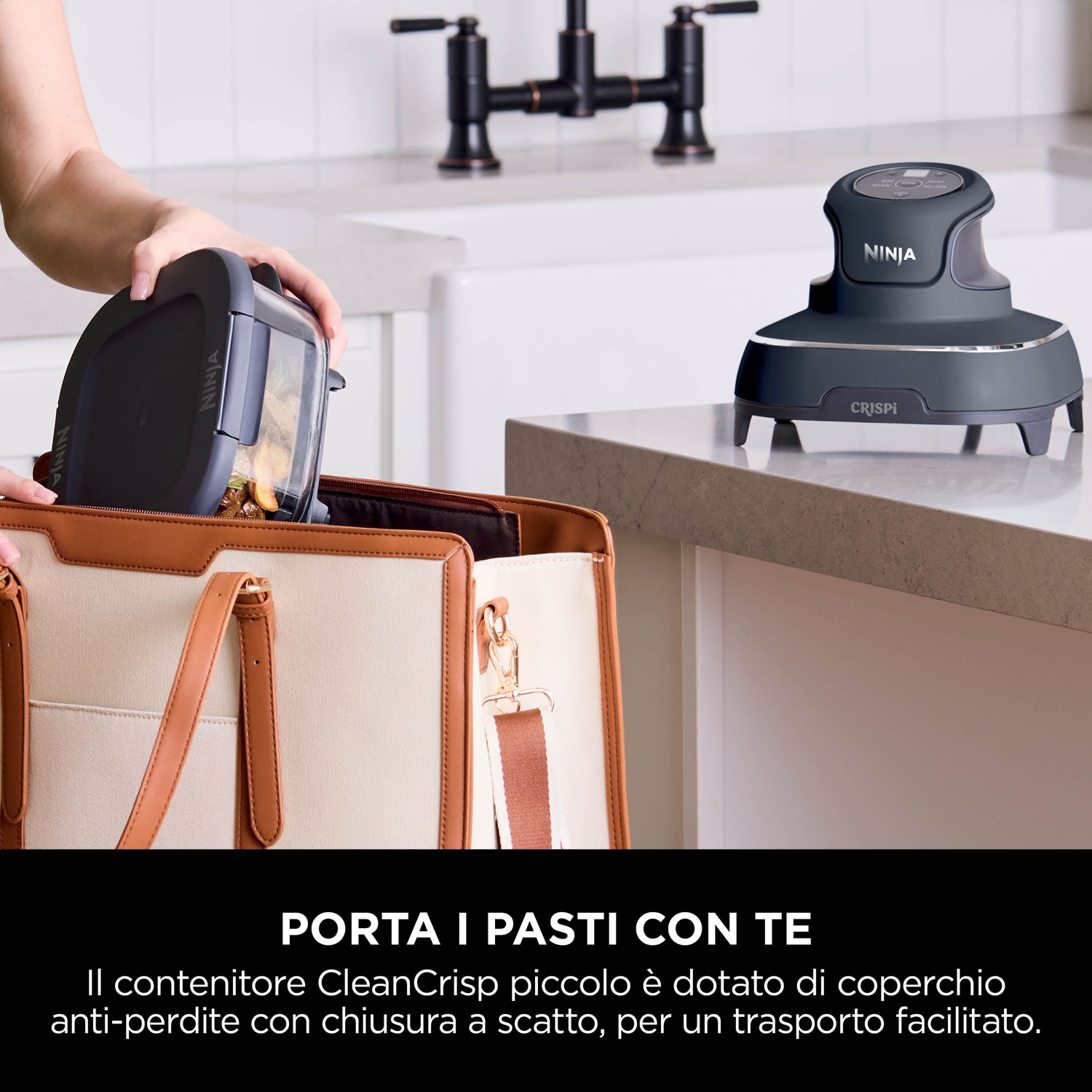 Una persona ripone un contenitore per alimenti Ninja grigio scuro in una borsa tote di colore chiaro. Un apparecchio Ninja Crispi è sul bancone.