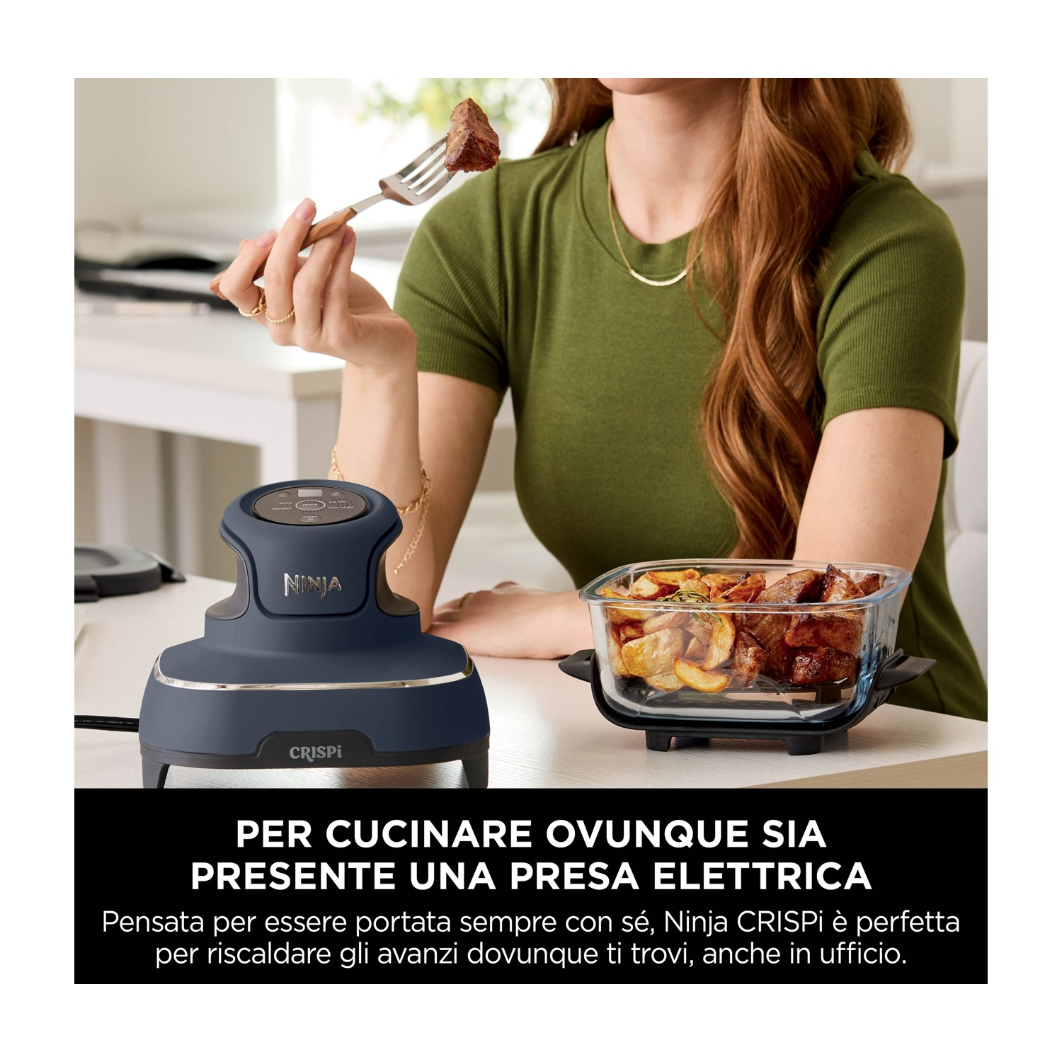 Una donna tiene una forchetta con carne. Davanti a lei, un apparecchio Ninja Crispi e una ciotola di vetro con cibo. Testo in basso.