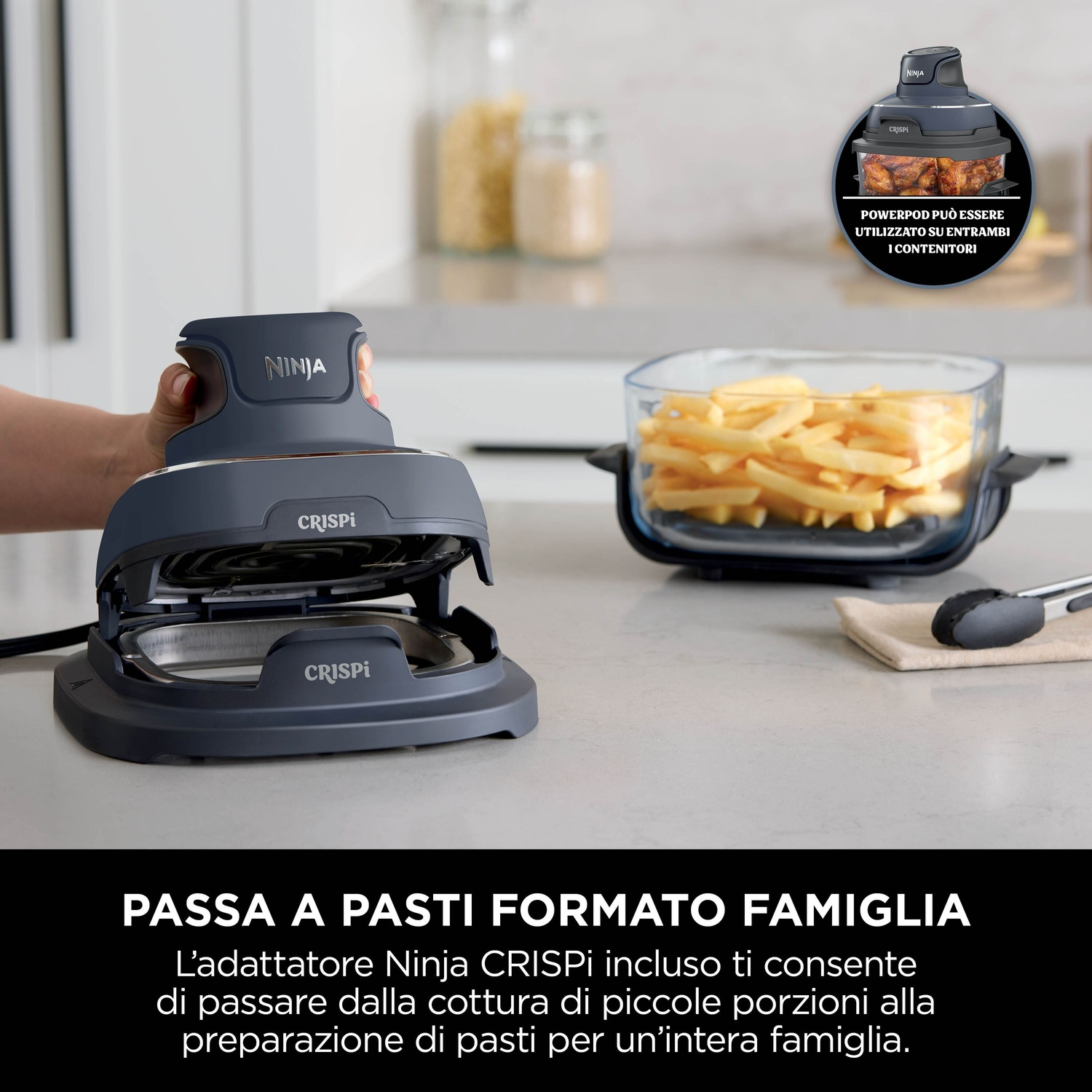 Un elettrodomestico Ninja Crispi grigio scuro è aperto, con patatine fritte in un piatto di vetro a destra. È visibile anche un accessorio più piccolo.
