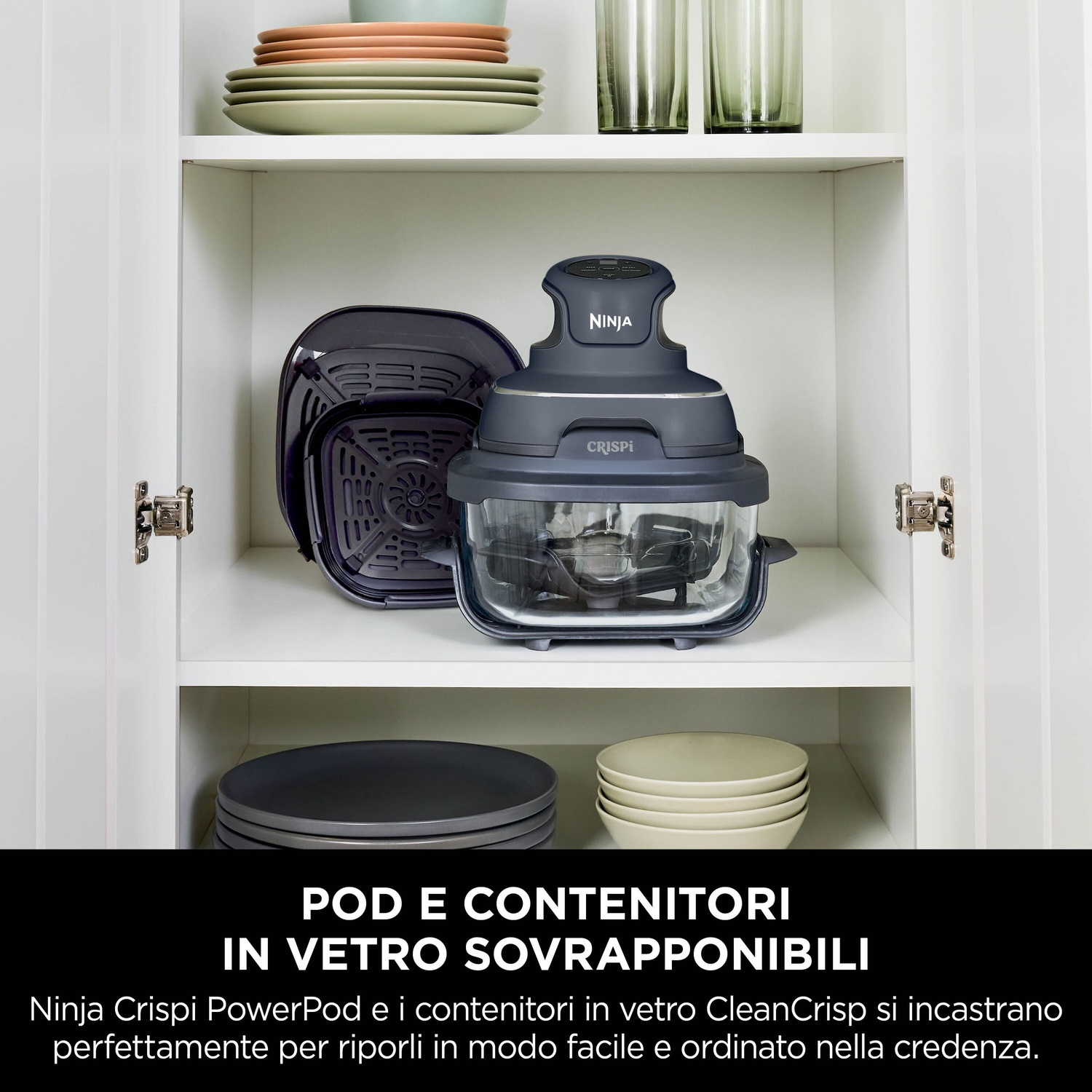 Ninja Crispi PowerPod e contenitori impilati all'interno di un armadio bianco. Sono presenti anche piatti e bicchieri.