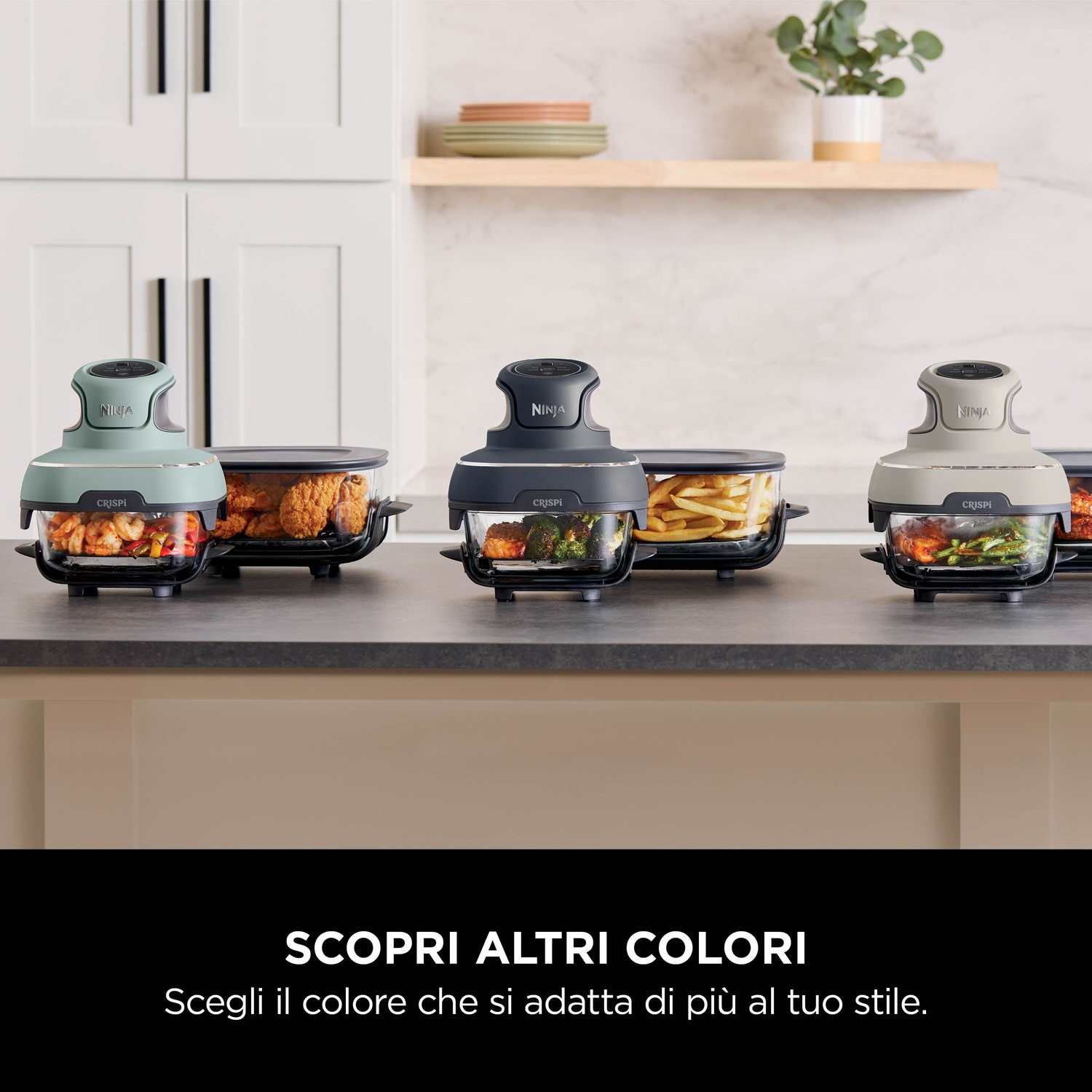 Tre robot da cucina Ninja con coperchi colorati e cibo all'interno. Lo sfondo mostra una cucina con mobili bianchi.