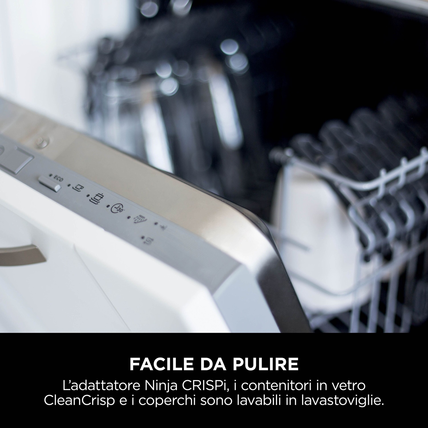 Primo piano del pannello di controllo della lavastoviglie. Pulsanti etichettati. All'interno, una griglia visibile. Testo: 'FACILE DA PULIRE'.