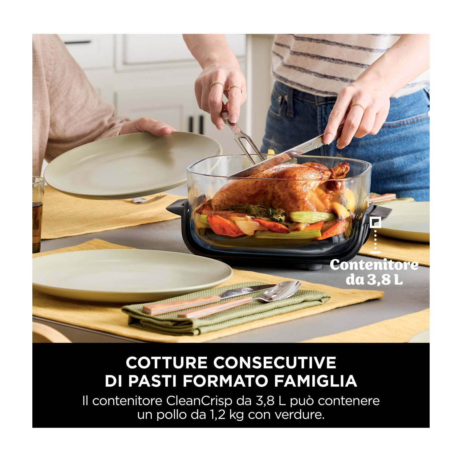Un pollo arrosto in un contenitore di vetro viene tagliato. Piatti e posate sono apparecchiati. Testo: pasti per famiglie.